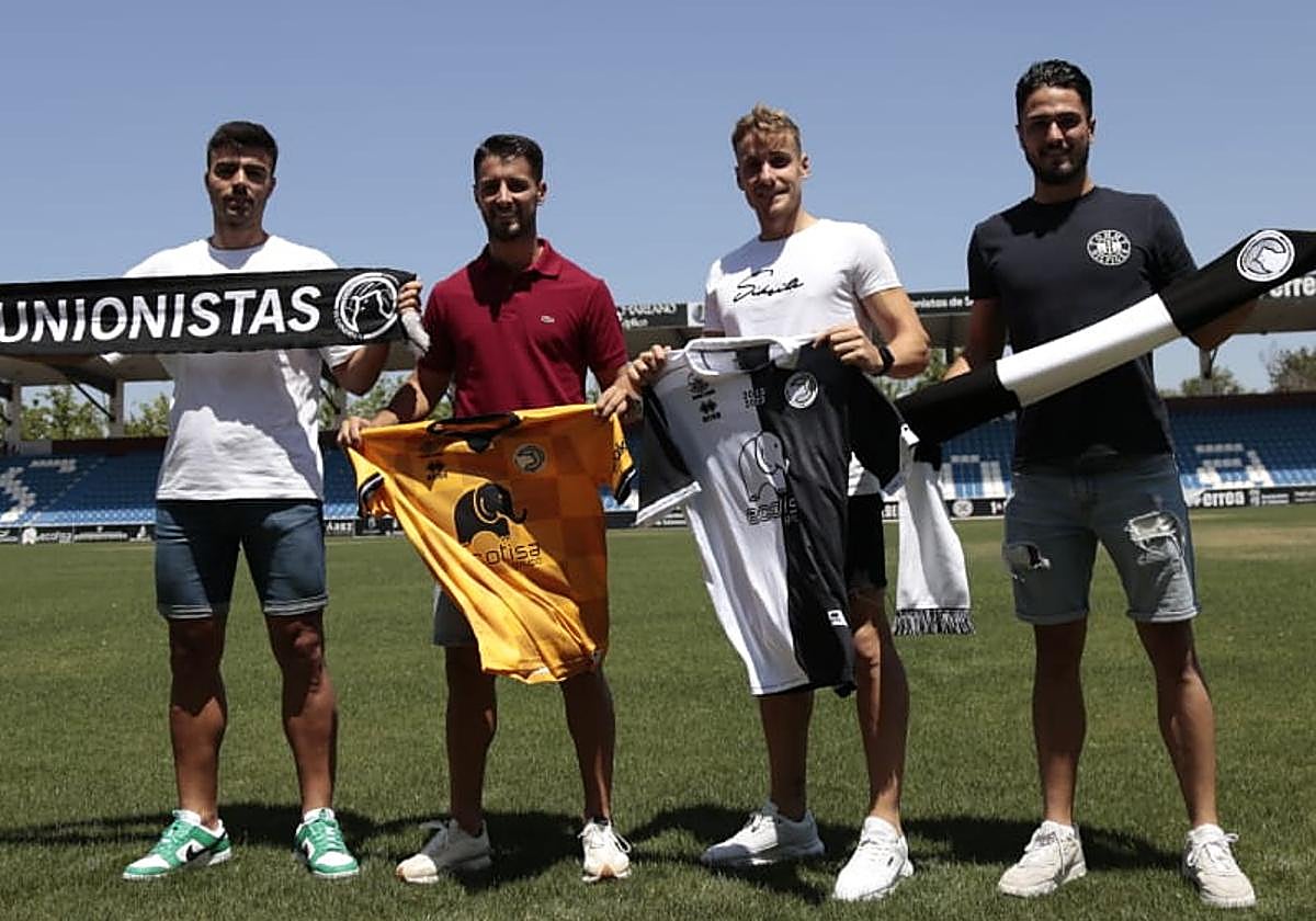 Los nuevos jugadores de Unionistas posan en el Reina Sofía.
