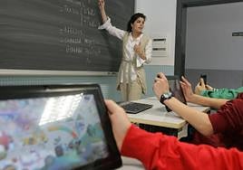 Alumnos utilizando tabletas en una clase de informática del Instituto Tomás Bretón de Villamayor de la Armuña (Salamanca), en una imagen de archivo.