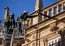 Dos bomberos se disponen a realizar una intervención en la Plaza Mayor de Salamanca.