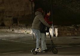 Dos jóvenes circulan por Salamanca en un patinete en una imagen de archivo.