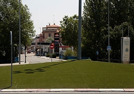 Césped artificial en la rotonda de la avenida de Lasalle con la carretera de la Fregeneda.