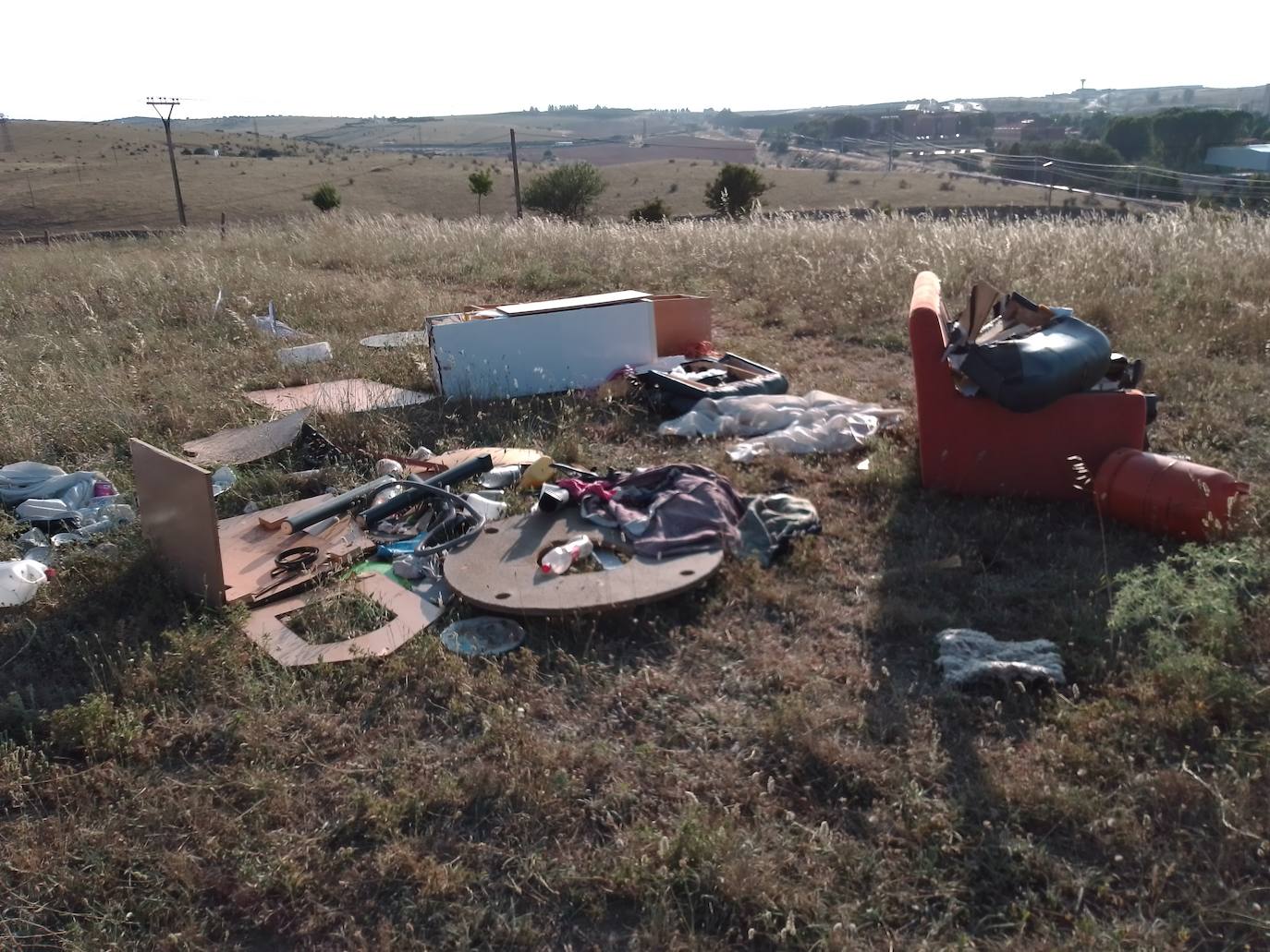 Aparece más basura en el zona de Tejares