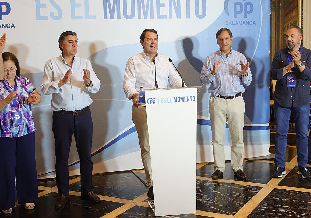 Mañueco se dirige a los asistentes populares en la celebración de los resultados electorales.