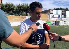 Mario Sánchez atiende a los medios.