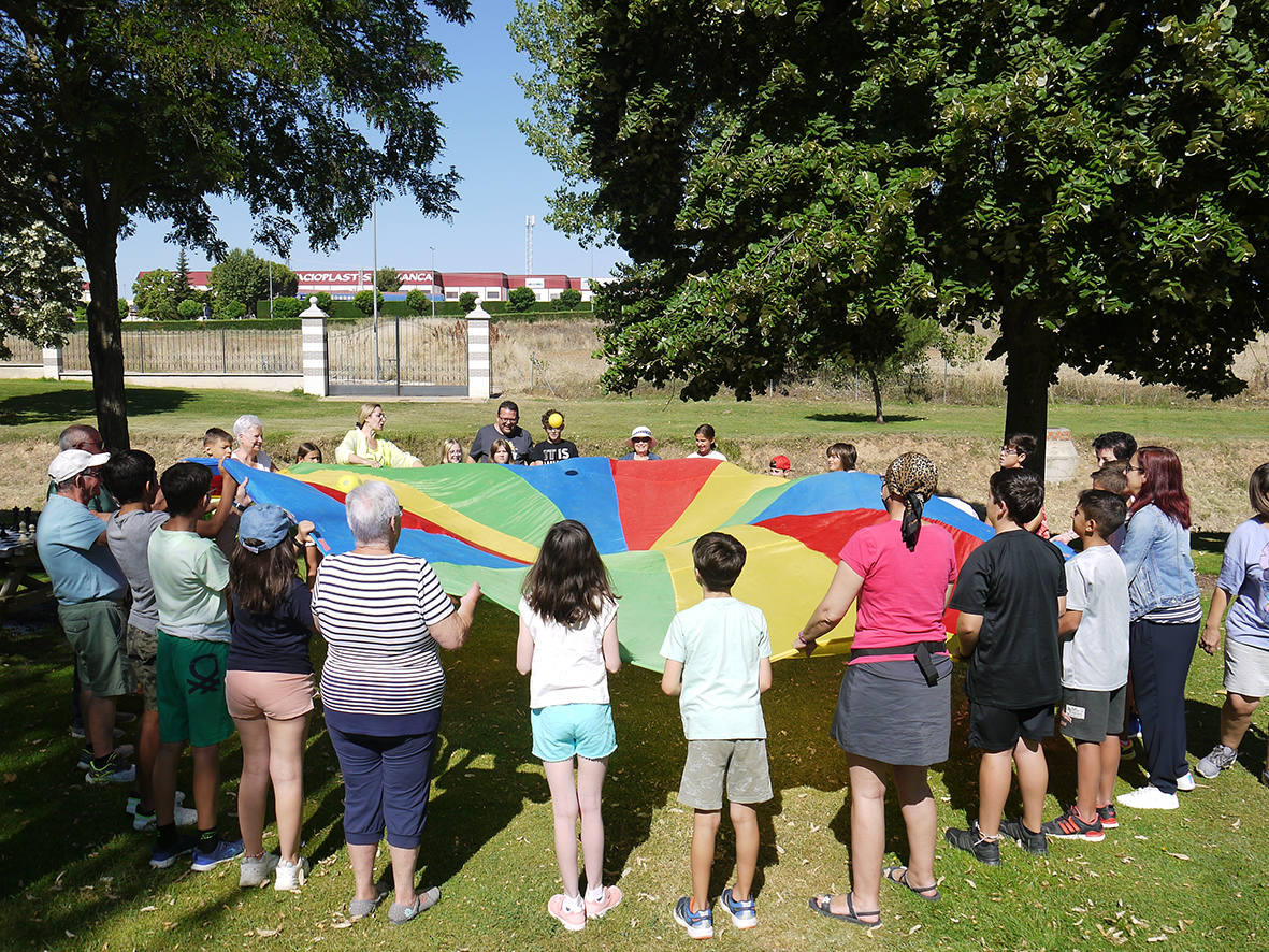 Niños y mayores comparten actividades por el Día de los Abuelos en Carbajosa