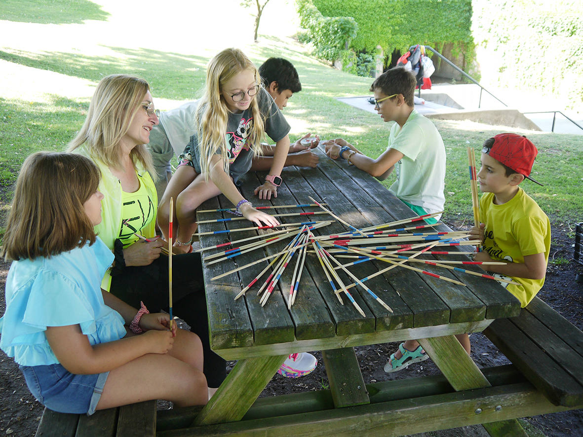 Niños y mayores comparten actividades por el Día de los Abuelos en Carbajosa