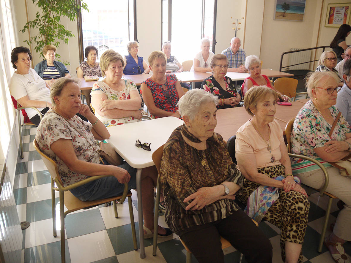 Niños y mayores comparten actividades por el Día de los Abuelos en Carbajosa