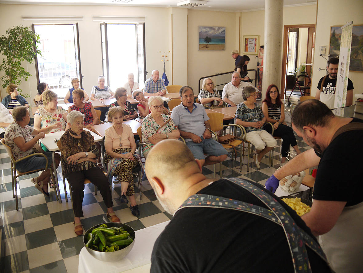 Niños y mayores comparten actividades por el Día de los Abuelos en Carbajosa