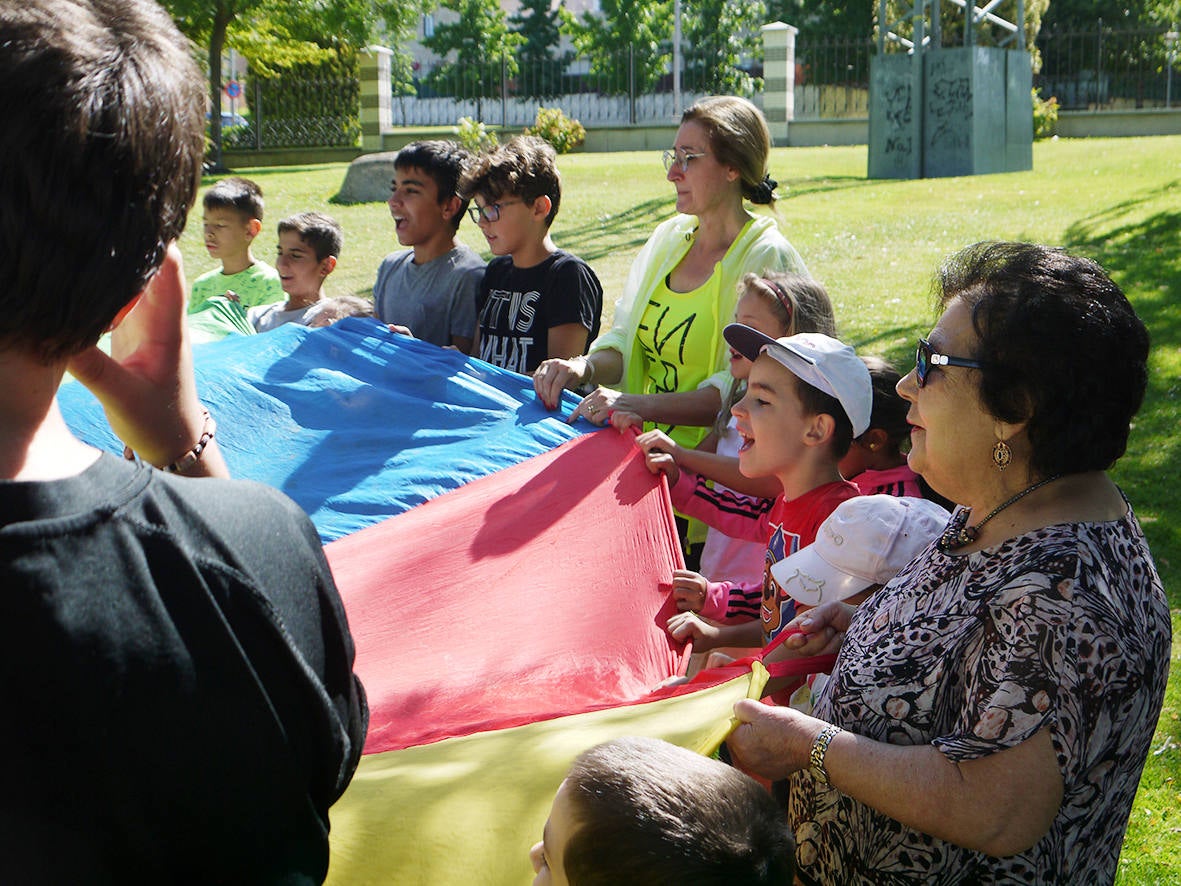 Niños y mayores comparten actividades por el Día de los Abuelos en Carbajosa