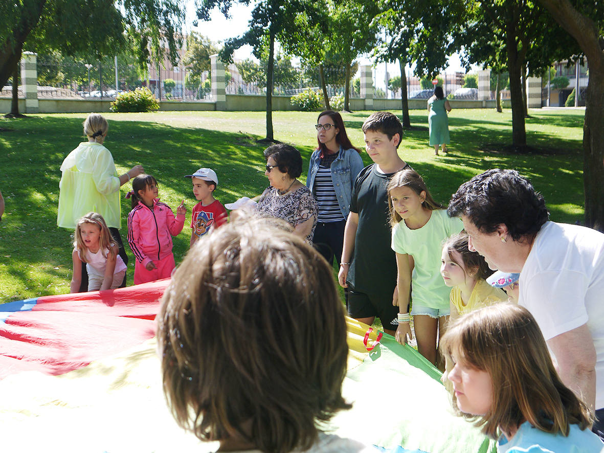 Niños y mayores comparten actividades por el Día de los Abuelos en Carbajosa