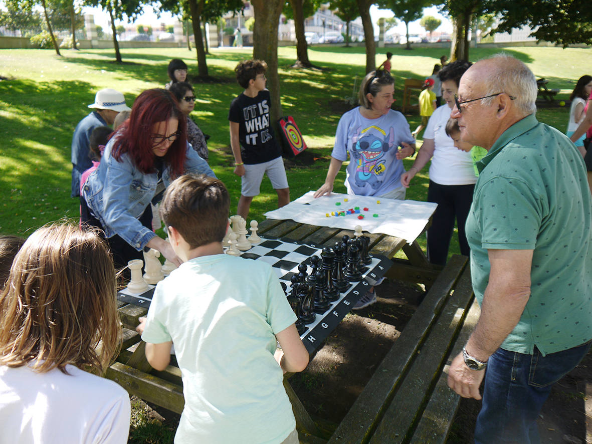 Niños y mayores comparten actividades por el Día de los Abuelos en Carbajosa