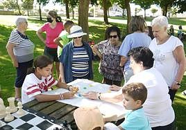 Niños y mayores comparten actividades por el Día de los Abuelos en Carbajosa