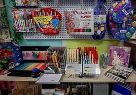 Material escolar en una papelería.