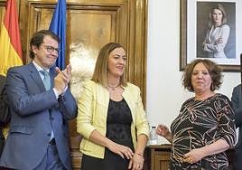 Mañueco, junto a Barcones, aplaude a Encarnación Pérez en su toma de posesión como subdelegada del Gobierno en Salamanca.