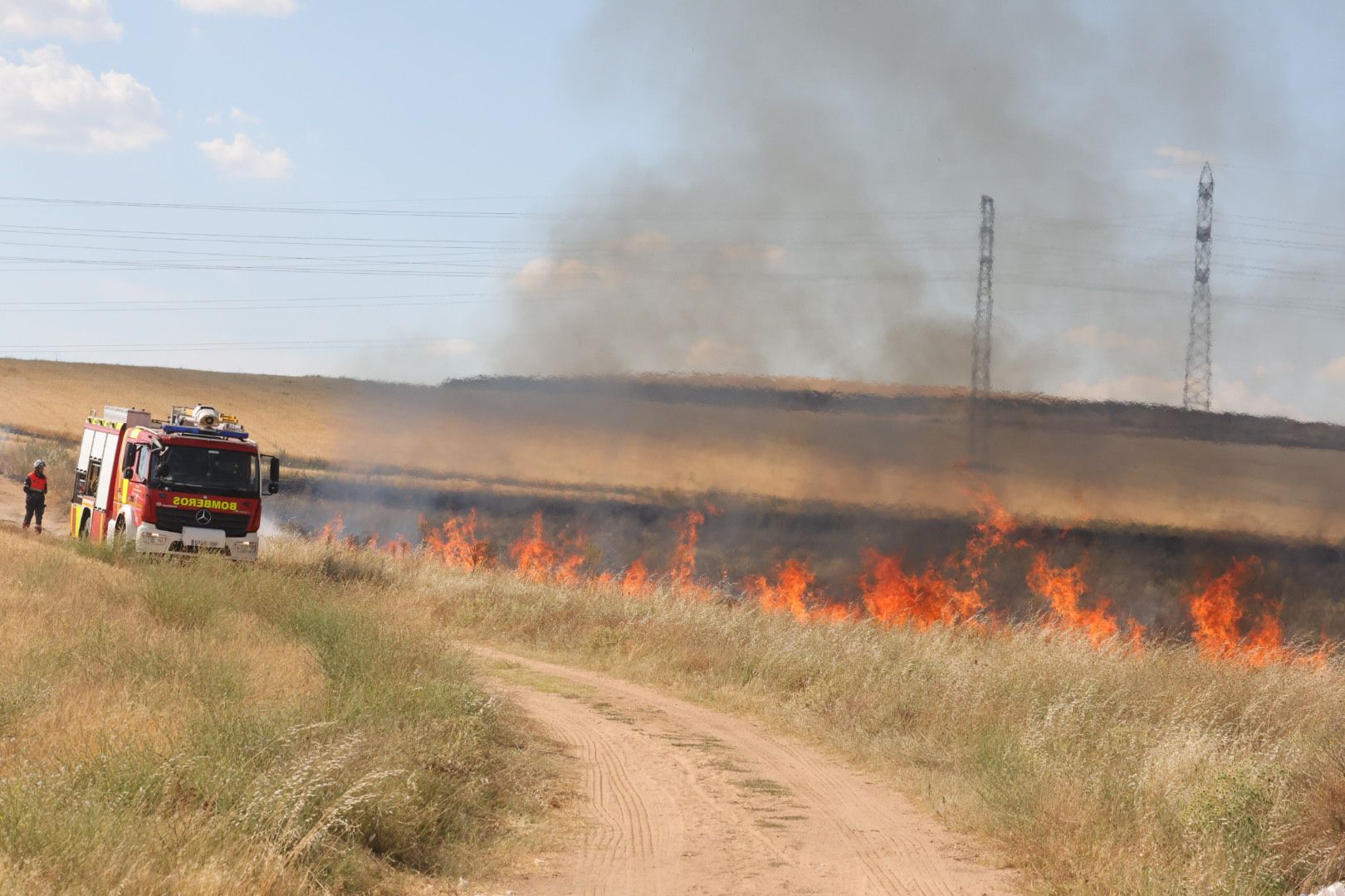 Los Bomberos de Salamanca trabajan en la extinción de un incendio en Puente Ladrillo