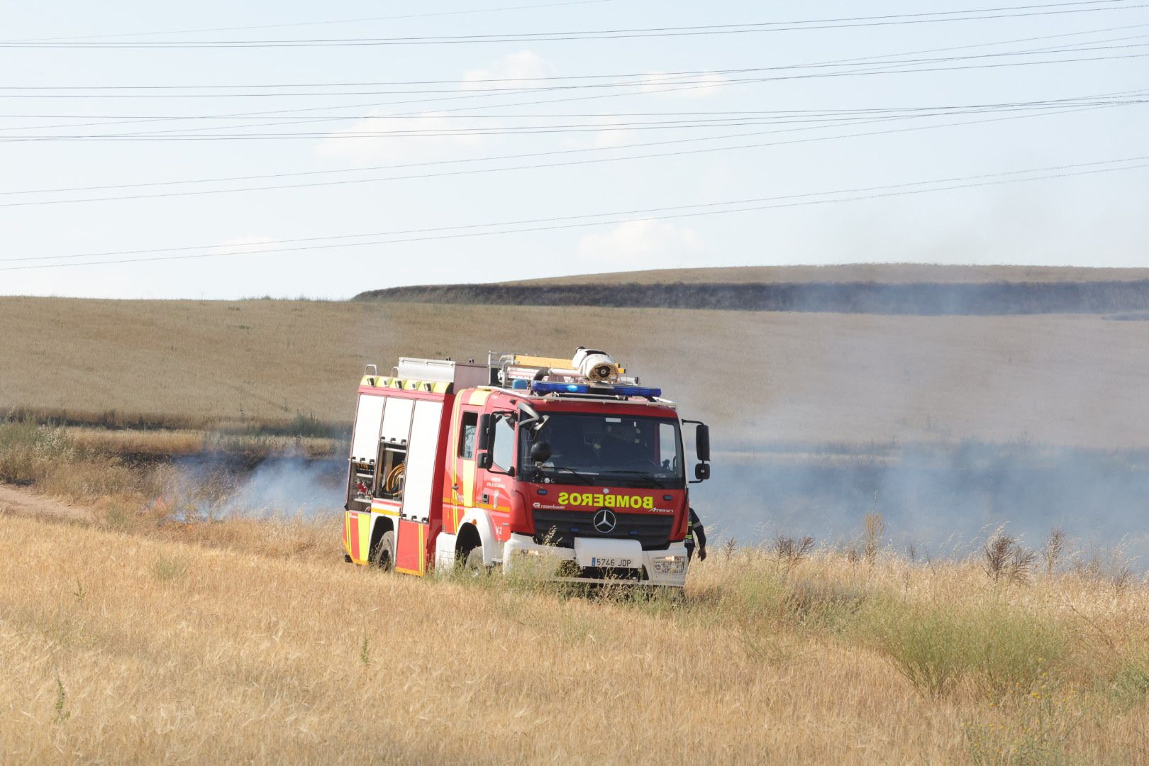 Los Bomberos de Salamanca trabajan en la extinción de un incendio en Puente Ladrillo
