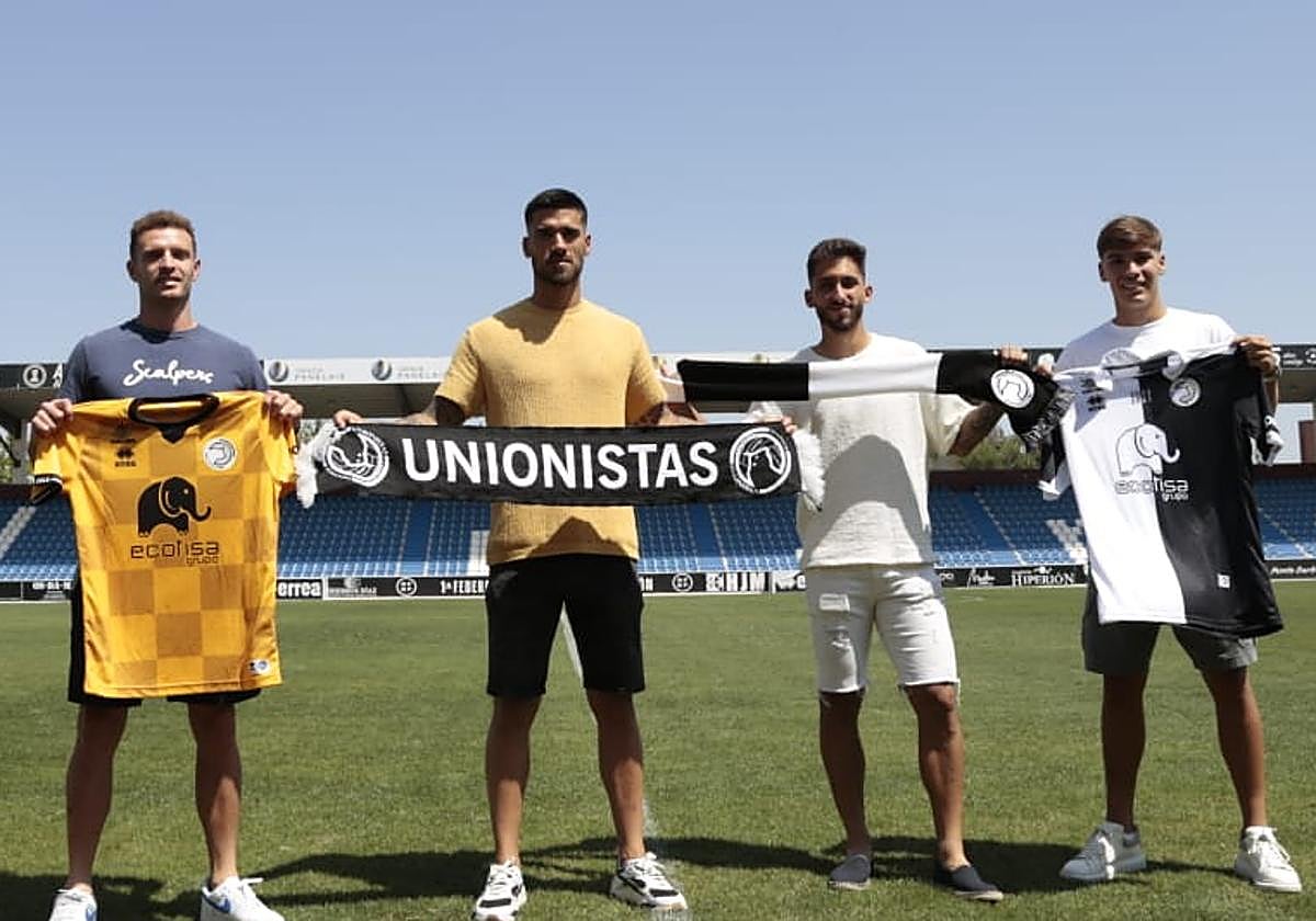 Los nuevos jugadores de Unionistas en el césped del reina Sofía