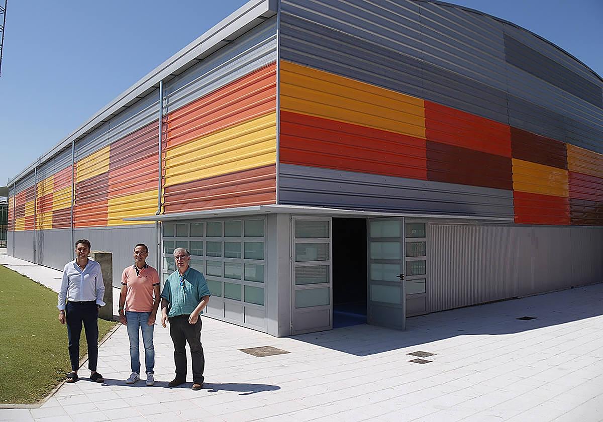 De izda. a dcha el concejal de Deportes, Domingo Elena (Tote); el alcalde Pedro Samuel Martín y el concejal de Obras, Ángel Manso, ante el nuevo polideportivo.