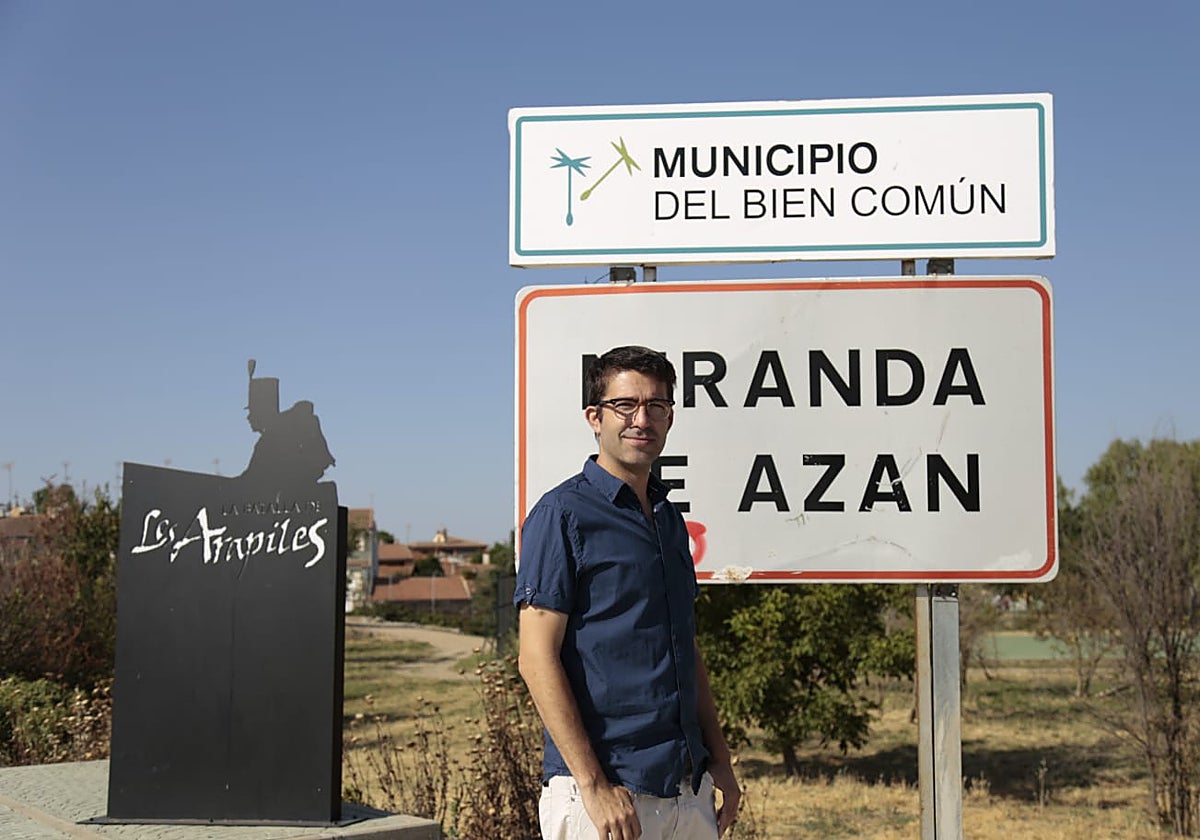 José Luis Sánchez, alcalde de Miranda de Azán, en la entrada del pueblo.