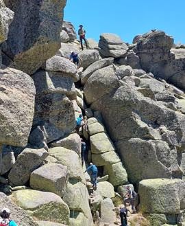 Imagen secundaria 2 - La batida de UCAS de Arrate y voluntarios expertos en busca del montañero no da resultado