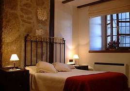 Una de las habitaciones de la casa rural La Batipuerta en la localidad salmantina de Candelario.