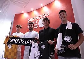 Los tres jugadores con el secretario técnico.