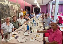 Participantes en la comida de apoyo a Las Cabañas.
