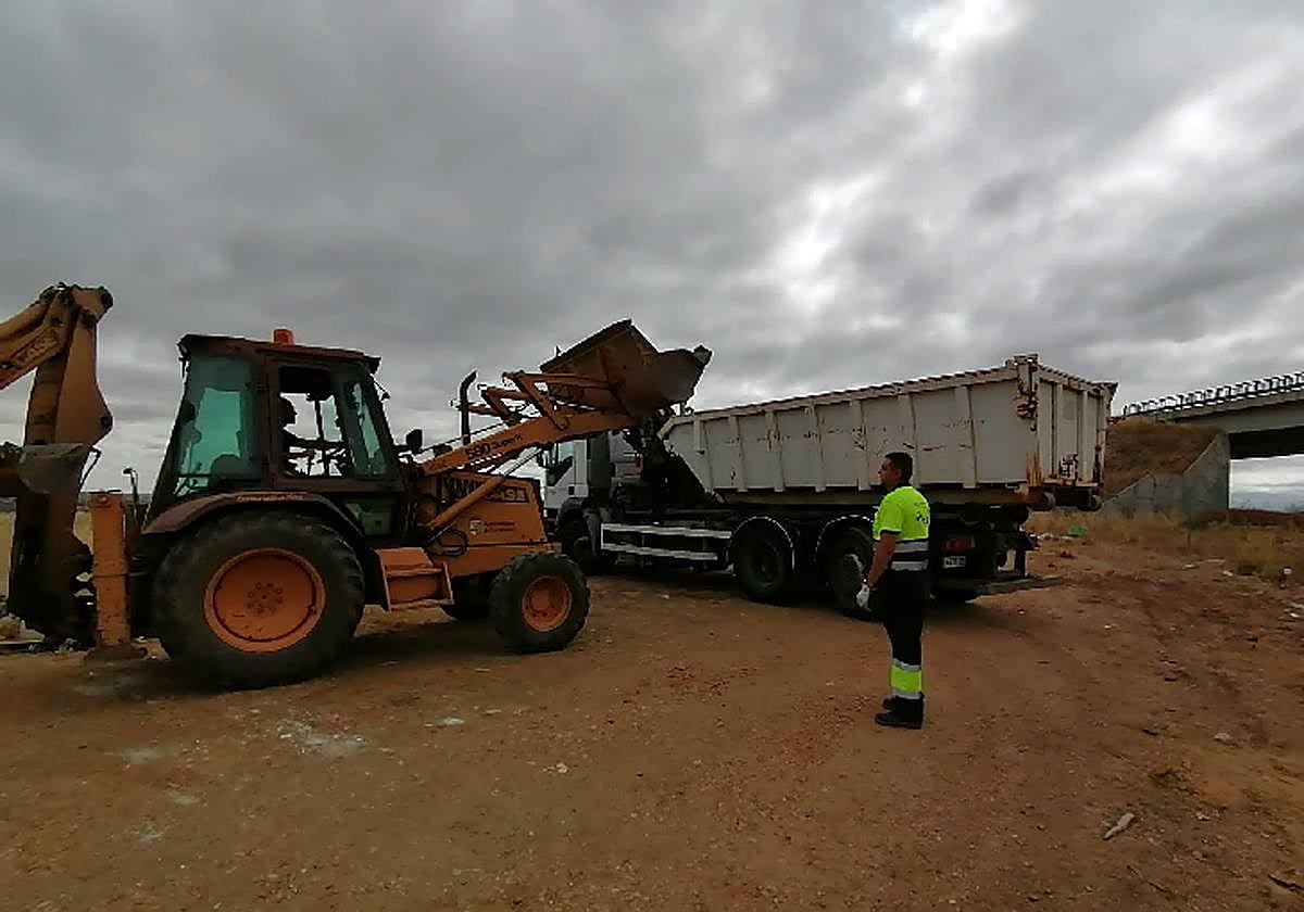 Recogida de escombros por los servicios municipales del Ayuntamiento.
