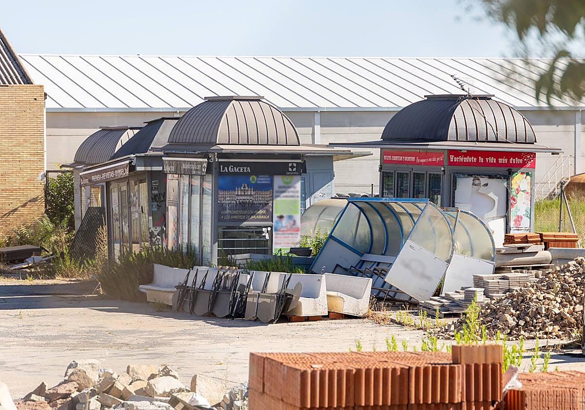 Parcela en la que se acumulan los quioscos retirados.