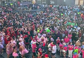 Peñistas y vecinos de Santa Marta en la Plaza Mayor durante las fiestas.