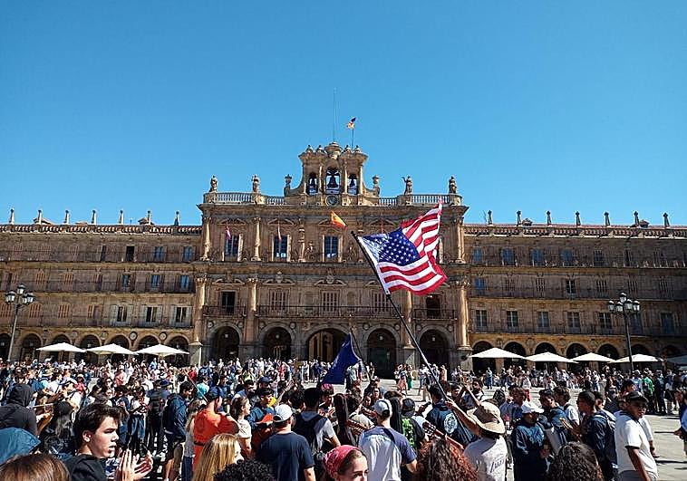 Cientos de estadounidenses en la Plaza Mayor antes de continuar su camino a Lisboa.