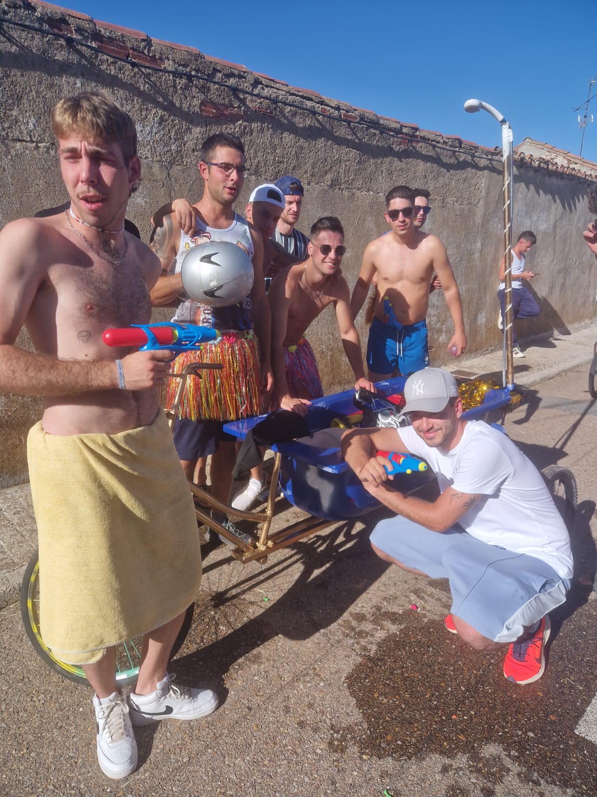 Doñinos de Salamanca llena las calles de color en honor a Santo Domingo de Guzman