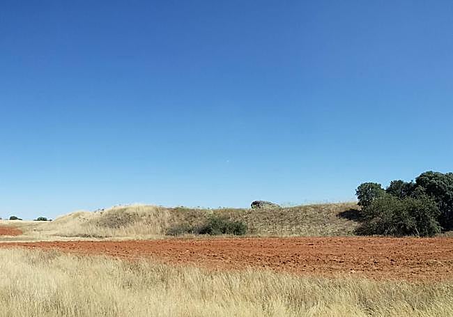 Elevación del terreno creada por los restos enterrados del castillo de Lagunas Rubias.