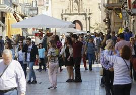 Ciudadanos de diferentes edades conversan y pasean por la Rúa en la ciudad de Salamanca.