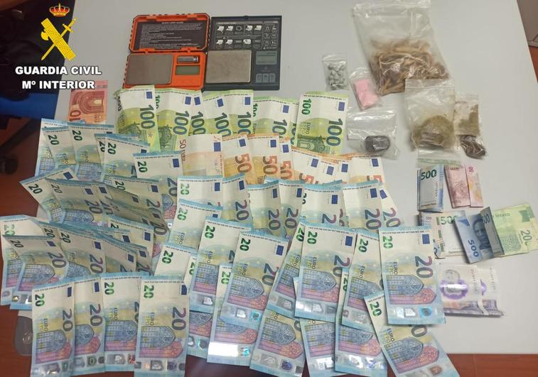 Dos detenidos en Navasfrías por tráfico de drogas portaban 2.190 euros y 1.750 pesos mexicanos