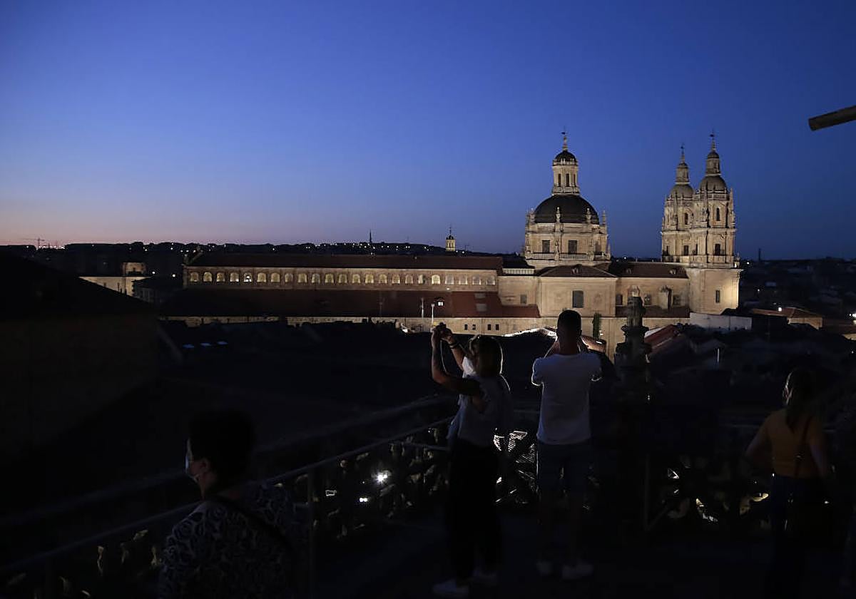 La Catedral de Salamanca una noche de verano.