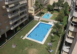 Varios bloques de viviendas con piscinas privadas