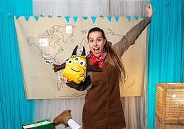 La protagonista de 'Alicia y Garabato: La Maleta' obra de la compañia Esenciali que actuará el sábado en la localidad salmantina de Las Casas del Conde.