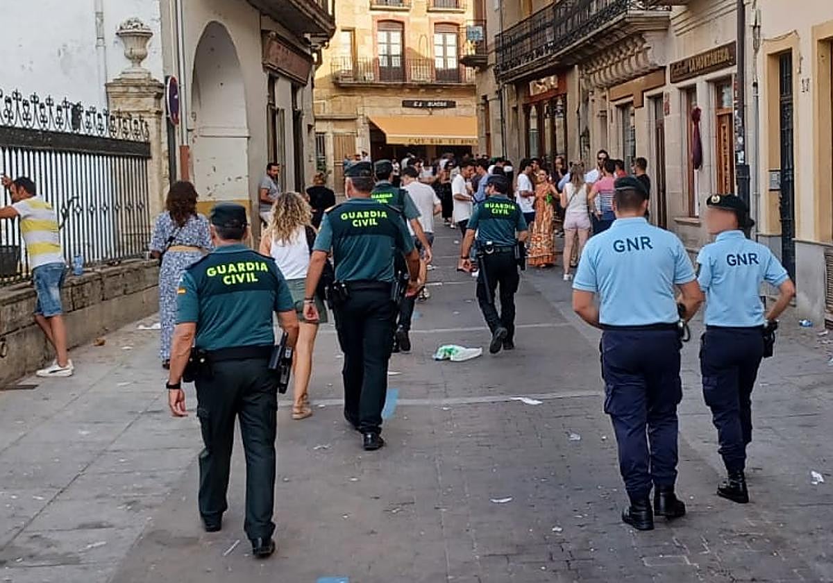 Varios agentes en una calle de Ciudad Rodrigo.