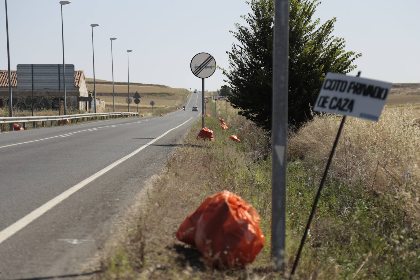 Cuando las cunetas se convierten en un vertedero