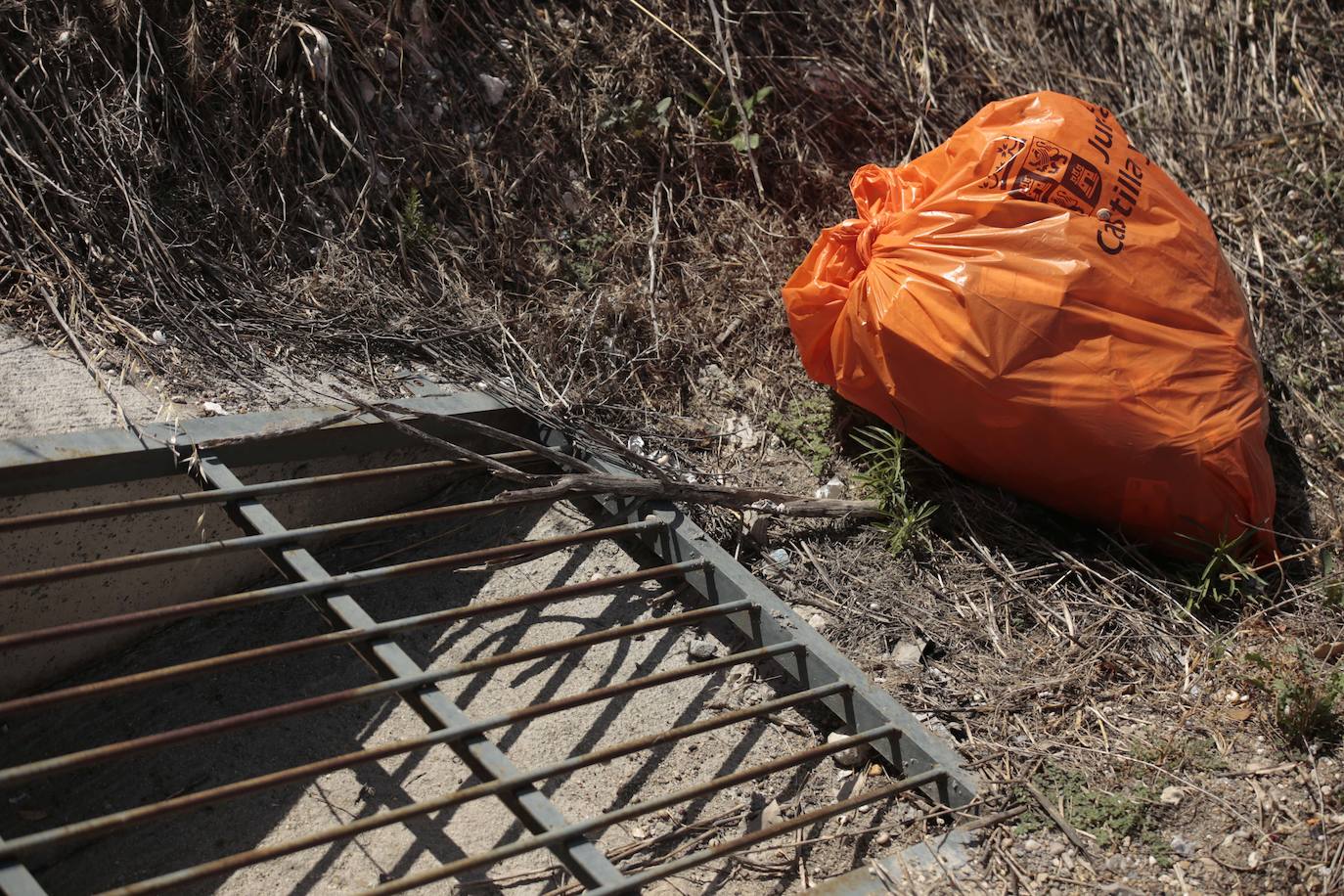 Cuando las cunetas se convierten en un vertedero