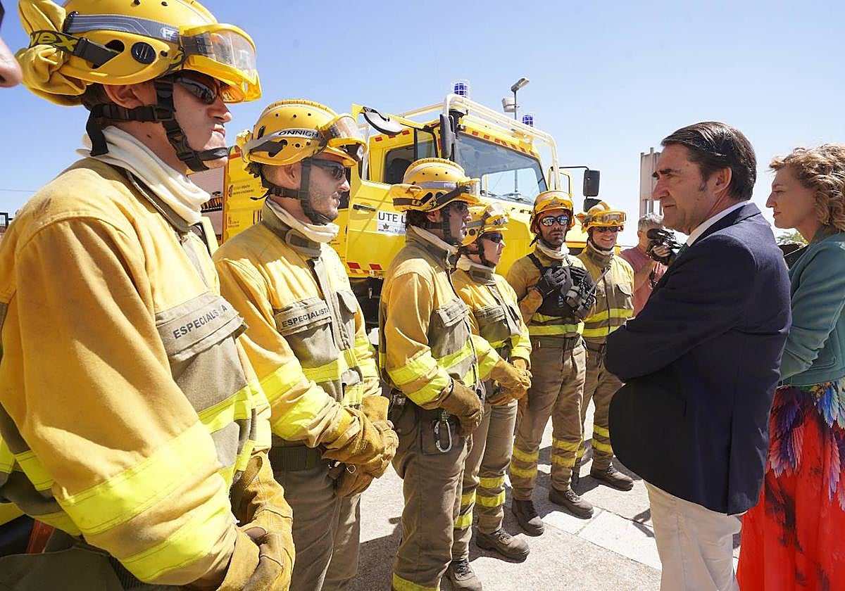El consejero de Medio Ambiente, Vivienda y Ordenación del Territorio, Juan Carlos Suárez-Quiñones, visita la brigada con vehículo autobomba (UBA) de Zamora, en el municipio de Muelas del Pan.