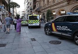 Vehículos policiales en el centro de la ciudad