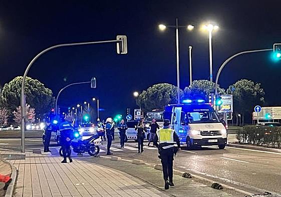 Un conductor ebrio se da a la fuga tras colisionar contra un contenedor y otro turismo