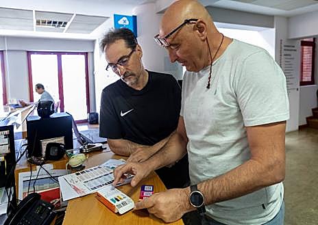 Imagen secundaria 1 - Arriba, José Luis Sánchez, responsable de la biblioteca.