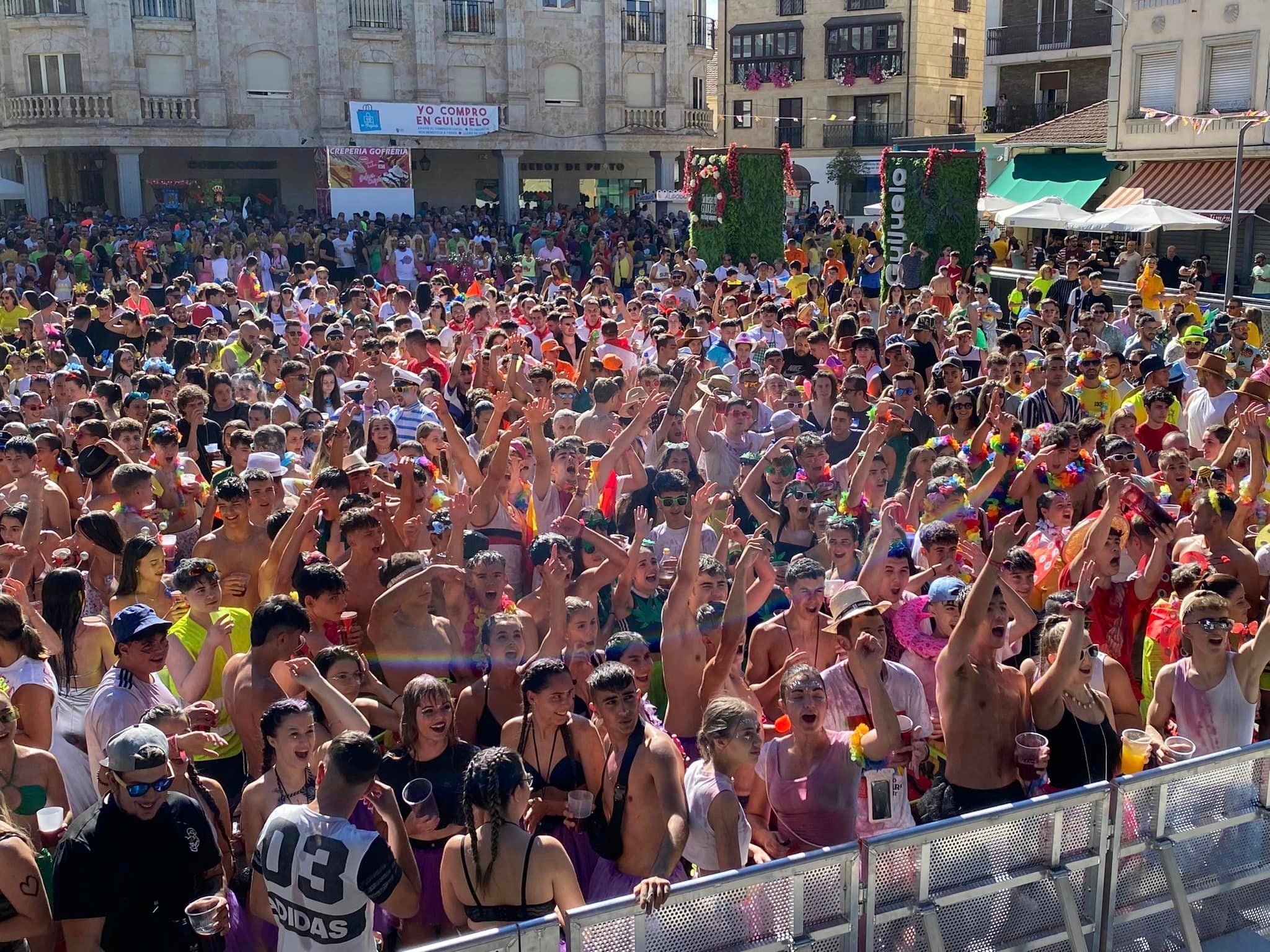 Guijuelo estalla en fiestas con el chupinazo