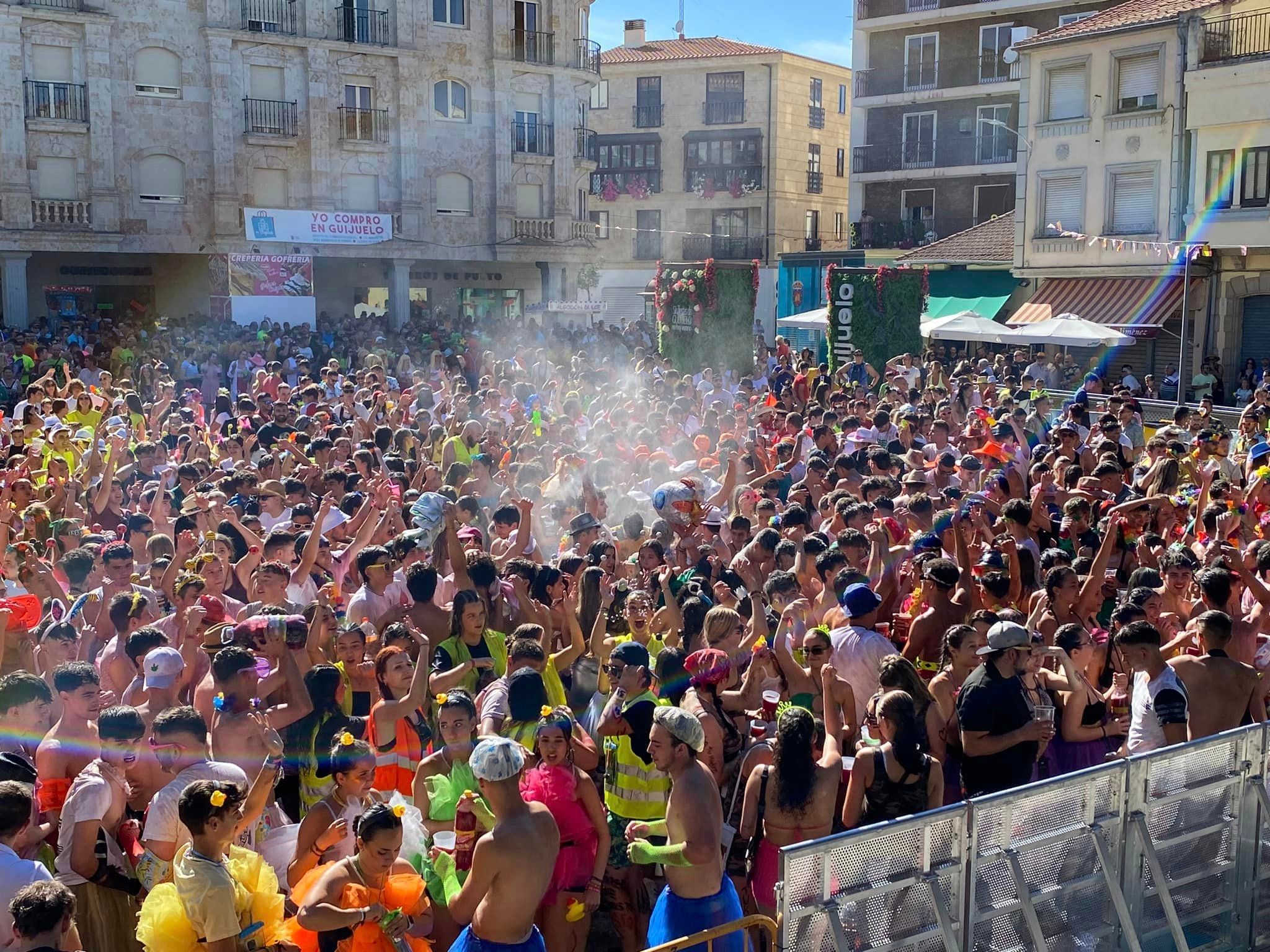 Guijuelo estalla en fiestas con el chupinazo