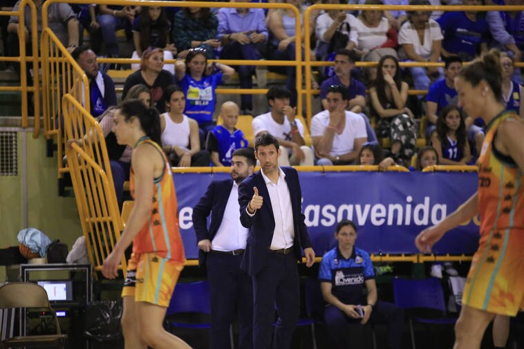 Pepe Vázquez y parte de su cuerpo técnico durante la final de la Liga Femenina de Baloncesto contra el Valencia Basket en la campaña del pasado año.