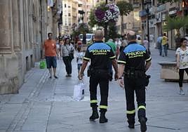 Dos agentes de la Policía Local de Salamanca.