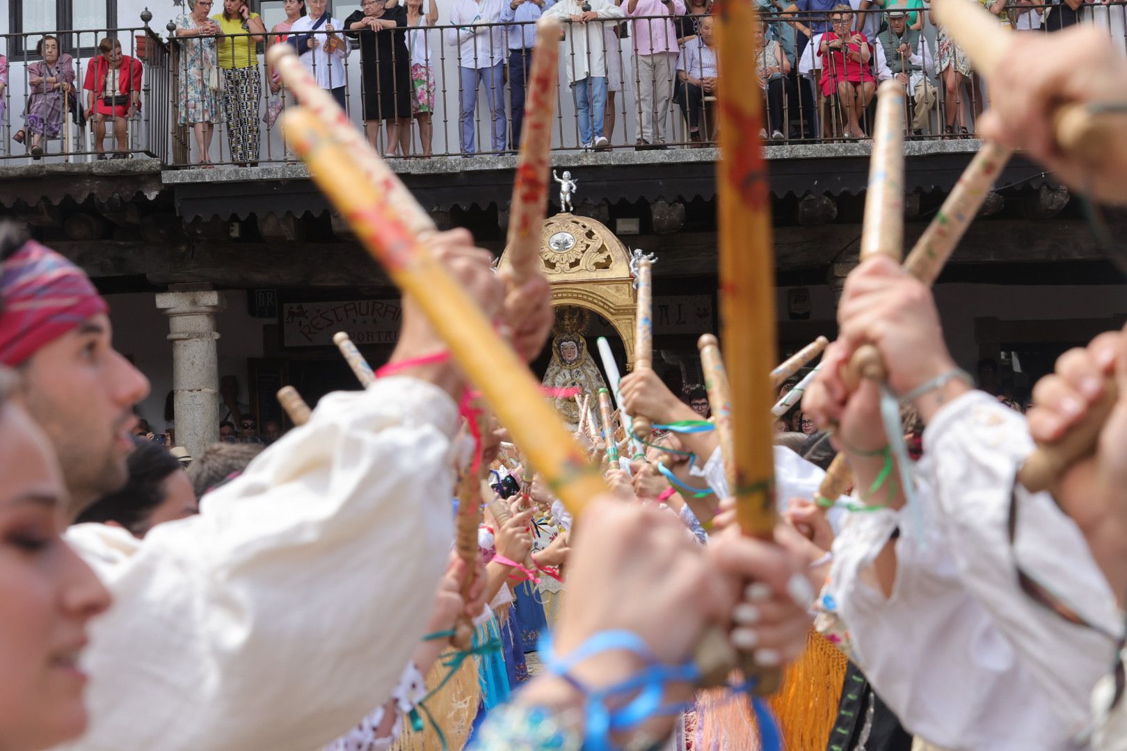 Un alberca abarrotada revive la tradición del Diagosto